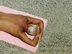 
















A man sunbakes on a pink beach towel on the concrete at Newcastle baths. 18 December 2006

















